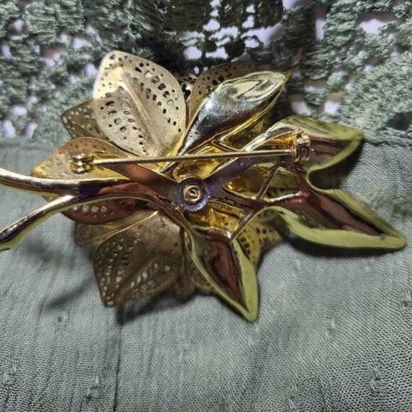 Leaf Gold Tone Rinestone Center Brooch‎ - Picture 3 of 4
